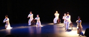 Dansul in scaun cu rotile pentru persoanele cu dizabilitati